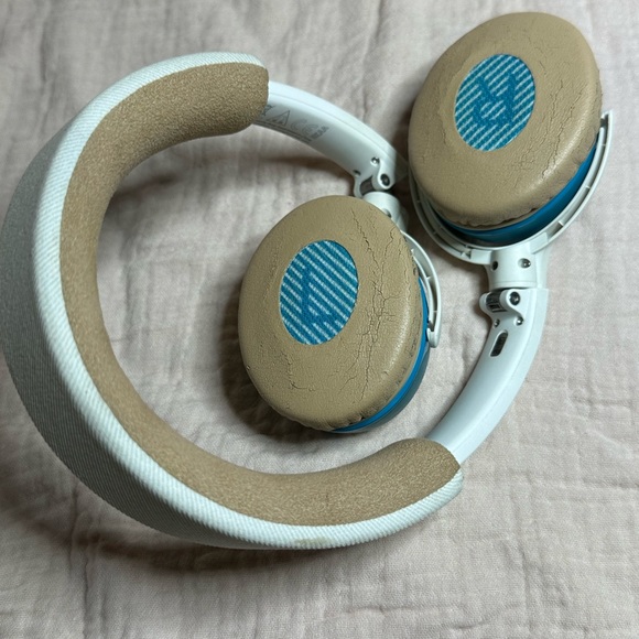 BOSE WHITE SOUNDLINK ON-EAR BLUETOOTH WIRELESS HEADPHONES - Picture 9 of 14